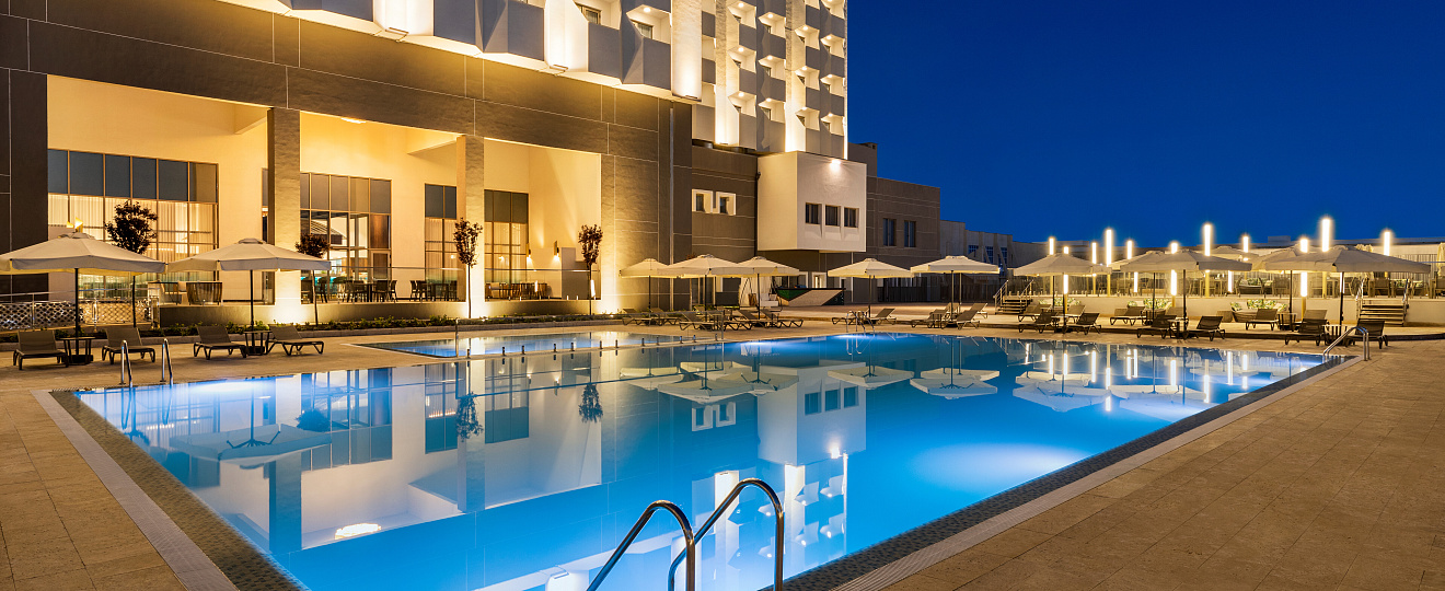 VOHA pool & bar